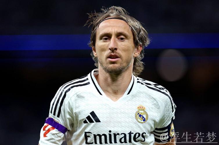 39岁魔笛告别皇马远赴圣西罗，与78岁佛爷握手承诺永不反戈