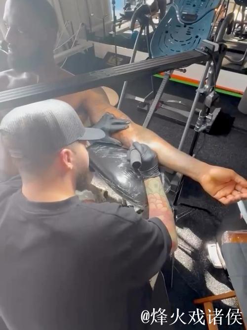 詹姆斯右臂新添奥运五环纹身 致敬奥运金牌荣耀 詹姆斯右臂新添奥运五环纹身 致敬奥运金牌荣耀